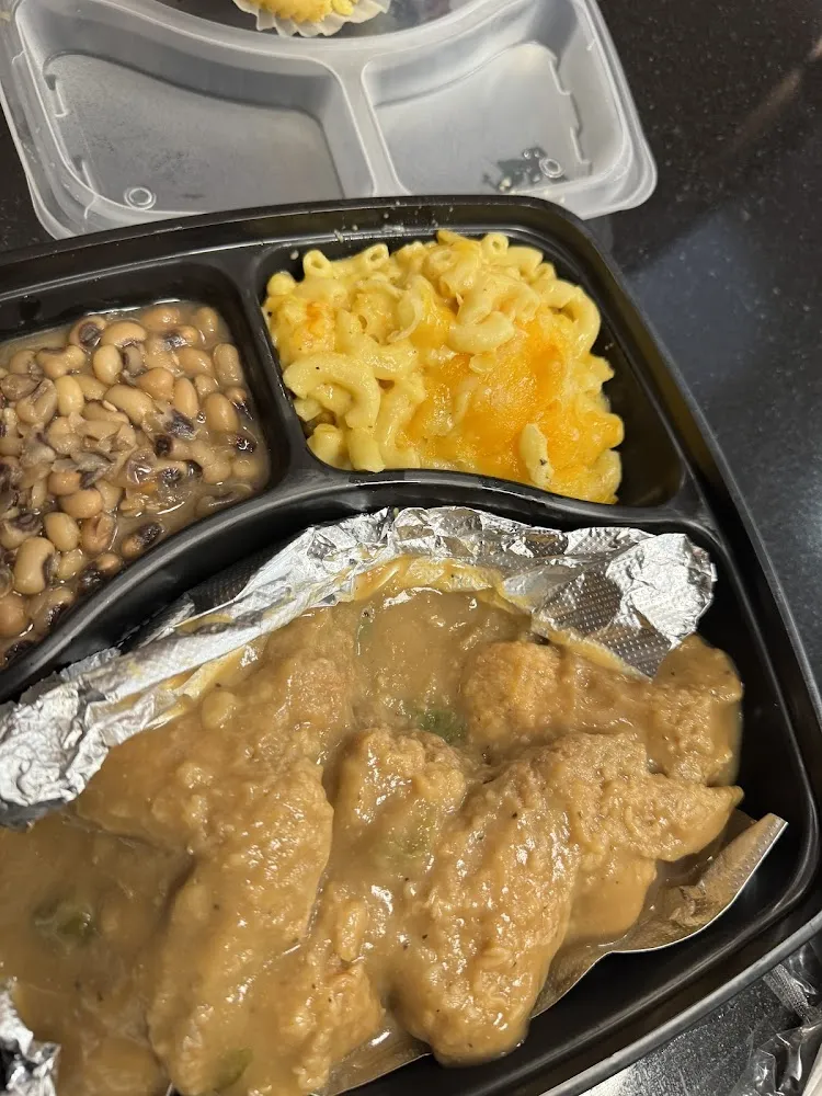 Smothered Chicken Wings Mac an Cheese an Bllack Eyed Peas